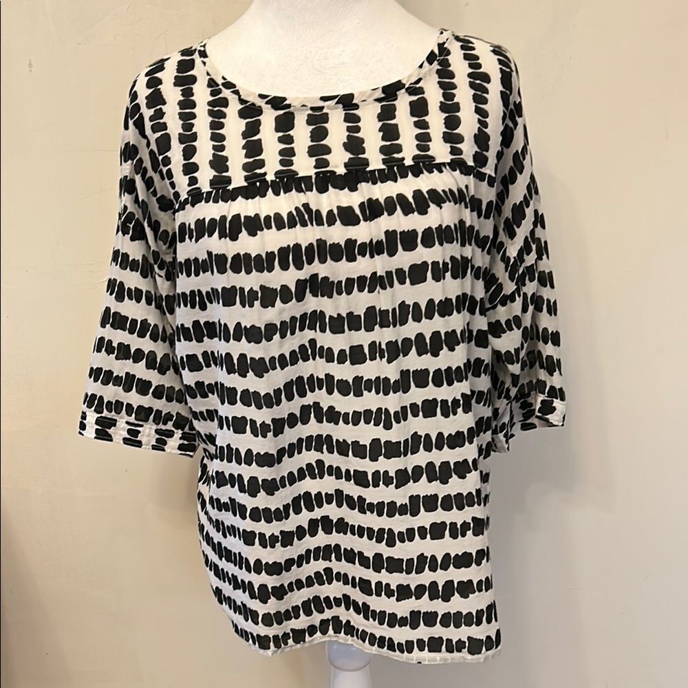Loft Black and White Women's short sleeve blouse Size S EUC